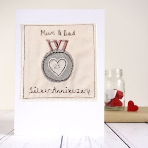 パーソナライズされた刺繍入りシルバーメダル 25 周年記念カード - シルバーウェディングカード - 夫、妻、母、父への結婚 25 年カード