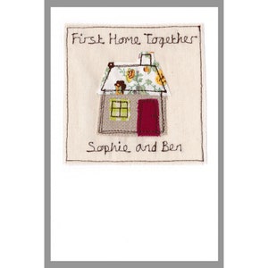 以下が含まれることがあります： 「First Home Together」と「Sophie and Ben」のテキストが書かれた、手縫いの家のデザインが施されたカードです。