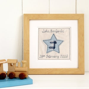 Regalo personalizado con imagen de estrella bordada para recién nacido, día del nombre, bautizo, cumpleaños, adopción: arte de pared para guardería azul