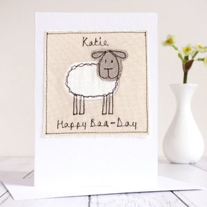 Personalisierte Geburtstagskarte gestickt Schaf für Sie oder Ihn - Alles Gute zum Geburtstag Ewe - Glückliche Baa-Day Karte für jedes Alter - Süße Lamm-Baby-Karte