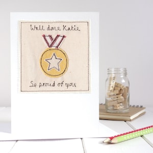 Carte médaille d'or brodée personnalisée - carte Bravo - réussite aux examens ou carte de remise des diplômes - carte médaille du marathon - vous méritez une médaille