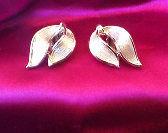 80's Gold tone Lisner Clip On Earrings, Vintage Jewelry, Designer Costume Jewelry