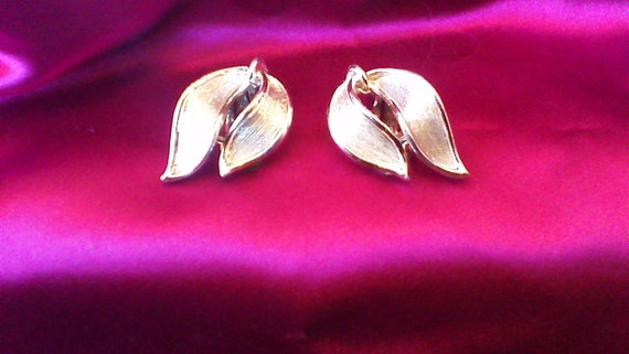 80's Gold tone Lisner Clip On Earrings, Vintage J… - image 1