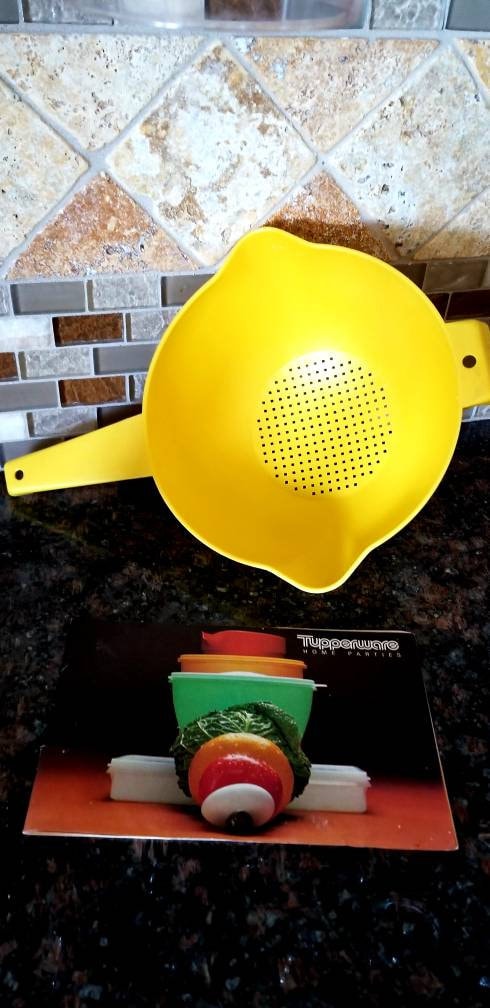 Vintage Tupperware Colander / Strainer / Colander / Yellow / Kitchen  Gadgets / Vintage Plastic Kitchen / Retro double Pour Spout Colander