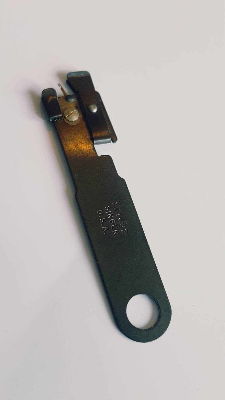 Vintage Singer Sewing Machine Needle Threader / USA / 121632 / Vintage