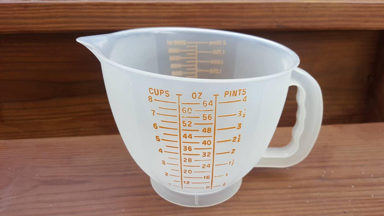 VINTAGE PLASTIC 1 CUP 8 OZ EMBOSSED MEASURING CUP WITH HANDLE
