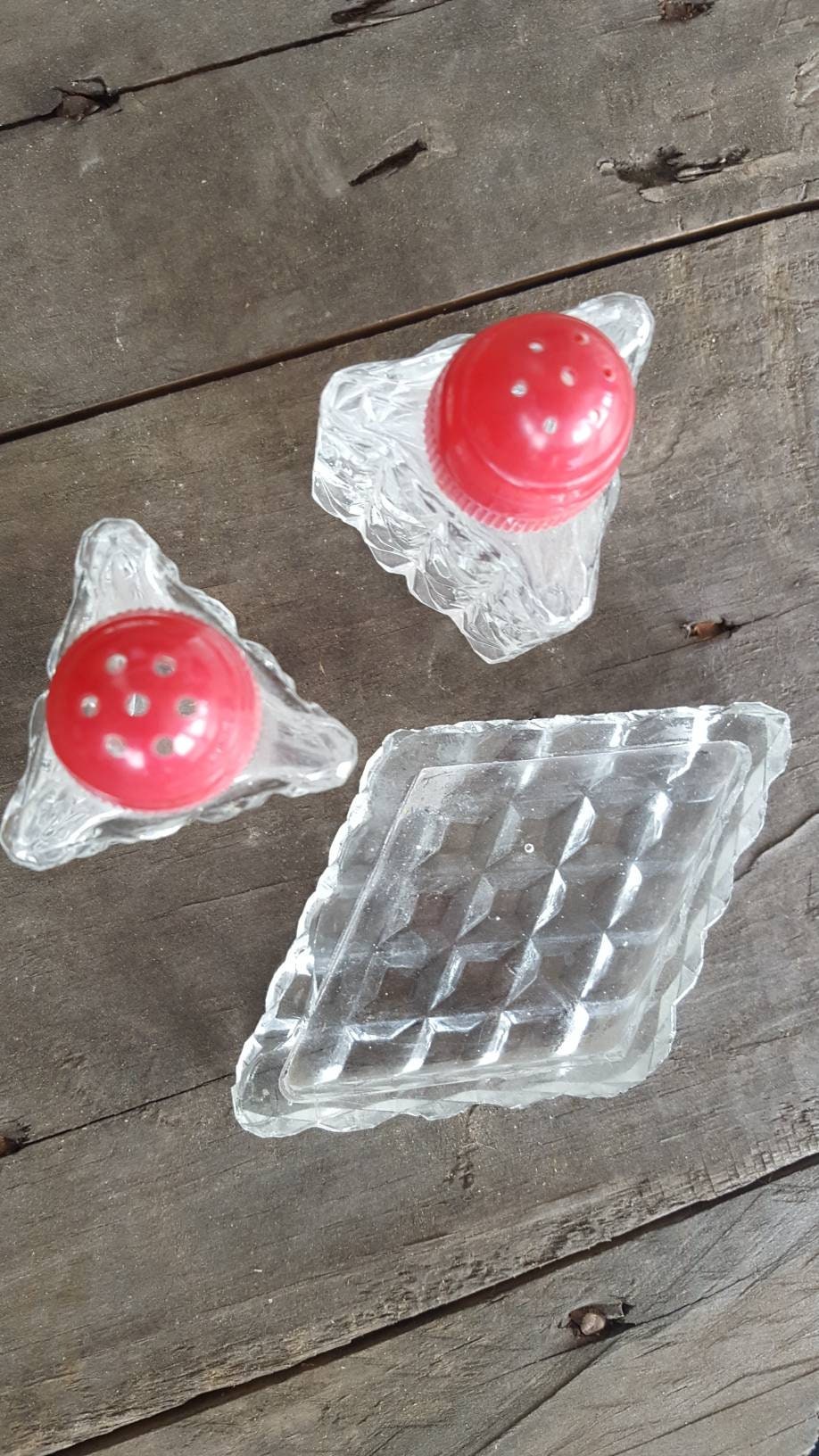Diamond Cut Salt & Pepper Shakers with Tray / Retro Red Top Triangular