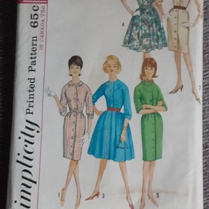 Könnte beinhalten: Simplicity Gedrucktes Schnittmuster 65C, Größe 16, Brustumfang 91 cm. Das Schnittmuster zeigt vier verschiedene Stile von Kleidern, alle mit Knopfleisten vorne. Die Kleider sind in verschiedenen Farben und Mustern, darunter Grün, Blau und Weiß.