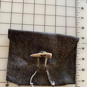Petite pochette de ceinture Tribal REENACTMENT, Pow Wow Regalia Real Mottled Grey Leather 5 x 6 « Rawhide Pull Thru Closure avec Elk Antler