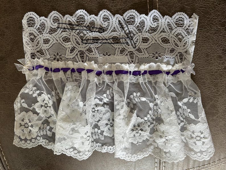 Gorro de día para señora, estilo victoriano. Cinta floral blanca en relieve color marfil, auténtico encaje vintage, época de la Guerra Civil. imagen 10