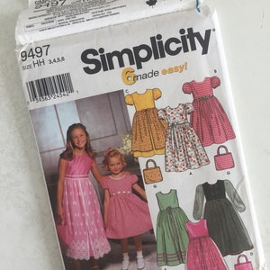 Könnte beinhalten: Simplicity Nähmuster Nummer 9497 für die Größen 3, 4, 5 und 6. Das Muster enthält Anleitungen zum Nähen von sechs verschiedenen Kleidern, darunter ein rosa Kleid mit weißen Punkten, ein grün-weißes Gingham-Kleid und ein schwarz-weißes Gingham-Kleid. Das Muster enthält auch Anleitungen zum Nähen einer passenden Handtasche.