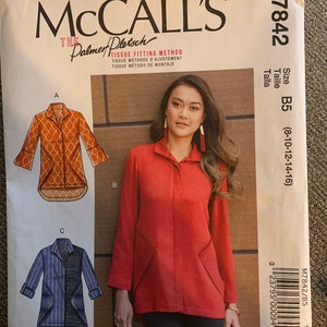 Könnte beinhalten: Ein Schnittmuster für ein rotes, langärmliges Hemd mit Kragen und Taschen. Das Schnittmuster ist von McCall's und beinhaltet die Palmer/Pletsch Tissue Fitting Method. Die Schnittmuster-Nummer ist M7842 und die Größe ist B5 (8-10-12-14-16).