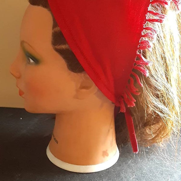 BoHo RED TRIANGLE Folk Headband, Bandana, Hair Tie Back, Triangle Kerchief. Napperons rétro repurposed de table des années 60.