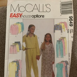 Op de afbeelding: Een naaipatroon voor een pyjamaset voor meisjes. Het patroon bevat een nachtjapon met lange mouwen, een top met korte mouwen en een broek. Het patroon is voor maten 7-14. Het patroon is van McCall's en heet "Easy Endless Options".