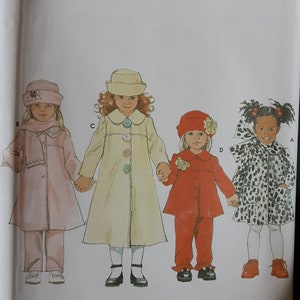 Könnte beinhalten: Simplicity Schnittmuster Nummer 4833 für die Größen BB, 5, 6 und 6X. Das Schnittmuster enthält vier verschiedene Designs für Kindermäntel. Die Mäntel sind in Pink, Creme, Rot und Schwarzweiß dargestellt.