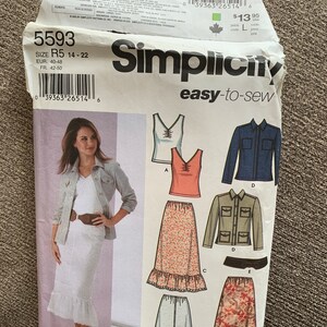 May include: Simplicity sewing pattern number 5593, easy-to-sew, size R5, 14-22, EUR. 40-48, FR. 42-50. The pattern includes instructions for making a skirt with a ruffle, a blouse, and a jacket. The pattern is illustrated with a woman wearing a white skirt with a ruffle, a white blouse, and a beige jacket.