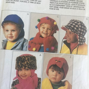 Könnte beinhalten: Ein Schnittmuster zum Nähen von Mützen und Schals für Kinder. Das Schnittmuster enthält fünf verschiedene Mützenmodelle, darunter eine Mütze mit Leopardenmuster, eine rote Mütze mit Schleife, eine blaue Mütze, eine karierte Mütze und eine Mütze mit Bommeln. Das Schnittmuster ist für Kinder mit einem Kopfumfang von 53 bis 56 cm geeignet.