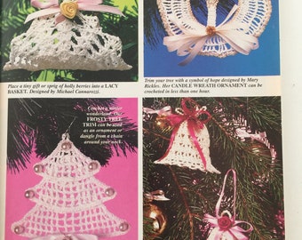 Puede incluir: Una colección de adornos navideños de ganchillo, que incluyen una cesta, una corona, un árbol y campanas. Los adornos son blancos con detalles en rosa y dorado.