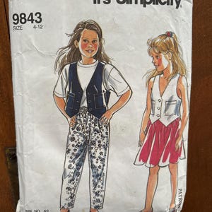 Könnte beinhalten: Vintage Simplicity Schnittmuster für Mädchenkleidung, Größe 4-12. Das Muster zeigt Illustrationen von zwei Mädchen in Outfits, darunter eine Weste, eine Hose und ein Rock. Der Text "It's SO EASY" und "it's Simplicity" sind sichtbar.