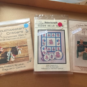 Puede incluir: Tres patrones de artesanía para hacer aplicaciones. El primer patrón es para Southwestern Critters Christmas (Set 1) y presenta un coyote, un conejo, una serpiente y un cactus saguaro. El segundo patrón es para Teddy Bear Magic y presenta ocho diseños diferentes de osos de peluche. El tercer patrón es para una pared de popurrí y presenta tres osos de peluche sentados en un banco.