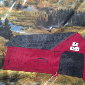 Puede incluir: Un puente cubierto de madera rojo con un techo negro y un interior negro. El puente tiene dos letreros en la parte delantera que dicen "One Lane Bridge" y "Yield to Traffic".