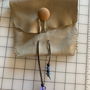 Petite pochette de ceinture Tribal REENACTMENT, Pow Wow Regalia Real Light Beige Leather 6 x 6 « Rawhide Pull Thru Fermeture avec bouton antique