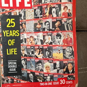 Könnte beinhalten: Ein Vintage-Cover des Life-Magazins mit dem Titel "25 Years of Life" in gelben Buchstaben. Das Cover ist überwiegend rot und weiß, mit einer Collage kleinerer Magazin-Cover. Der Text "Special Double Issue" ist ebenfalls sichtbar.