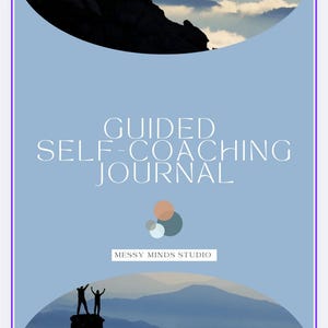 Könnte beinhalten: Ein Journal mit hellblauem Einband mit dem Text "GUIDED SELF-COACHING JOURNAL". Der Einband enthält auch eine Berglandschaft und den Text "MESSY MINDS STUDIO". Das Journal hat einen lila Rand.