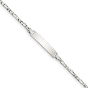 Könnte beinhalten: Ein silbernes ID-Armband mit einer Figaro-Kette und einem rechteckigen Anhänger zum Gravieren.