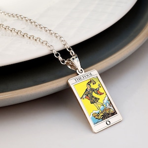 Collar con colgante de medalla de la carta del Tarot El Loco - Joyería de cartas del Tarot - Collar con cartas del Tarot