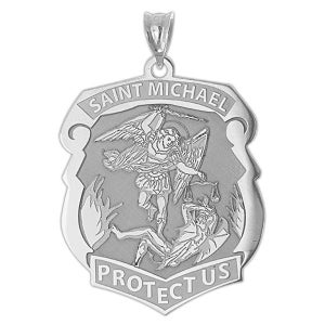 K&ouml;nnte beinhalten: Silberner Anh&auml;nger mit einem Schild-Design, das den Heiligen Michael zeigt, wie er Satan besiegt. Auf dem Schild steht "Saint Michael Protect Us" geschrieben.