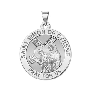 Könnte beinhalten: Silberner Anhänger mit einer Darstellung des Heiligen Simon von Kyrene, der das Kreuz mit Jesus trägt. Der Anhänger ist rund und trägt die Inschrift "Heiliger Simon von Kyrene, bitte für uns".