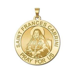 Puede incluir: Colgante dorado con la imagen de Santa Francisca Cabrini. El colgante redondo tiene las inscripciones "SAINT FRANCES CABRINI" y "PRAY FOR US". La imagen muestra a una mujer con hábito religioso.