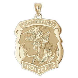 K&ouml;nnte beinhalten: Goldener Anh&auml;nger in Form eines Schildes mit den Worten "Saint Michael Protect Us" und einer Darstellung des Heiligen Michael im Kampf gegen einen D&auml;mon.