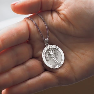 Saint Sebastian Necklace Saint Sebastian Medal Necklace Patron Saint Sebastian Round Religious Medal Catholic St Sebastian Necklace imagem 4