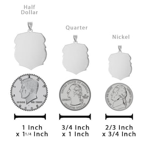 K&ouml;nnte beinhalten: Drei silberne Anh&auml;nger in Schildform, mit den Ma&szlig;en unter jedem. Die Anh&auml;nger sind so bemessen, dass sie zu einer halben Dollar-, Viertel- und Nickelm&uuml;nze passen. Der Text "Half Dollar", "Quarter" und "Nickel" befindet sich &uuml;ber jedem Anh&auml;nger.