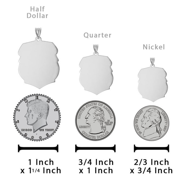 K&ouml;nnte beinhalten: Drei silberne Anh&auml;nger in Schildform, mit den Ma&szlig;en unter jedem. Die Anh&auml;nger sind so bemessen, dass sie zu einer halben Dollar-, Viertel- und Nickelm&uuml;nze passen. Der Text "Half Dollar", "Quarter" und "Nickel" befindet sich &uuml;ber jedem Anh&auml;nger.