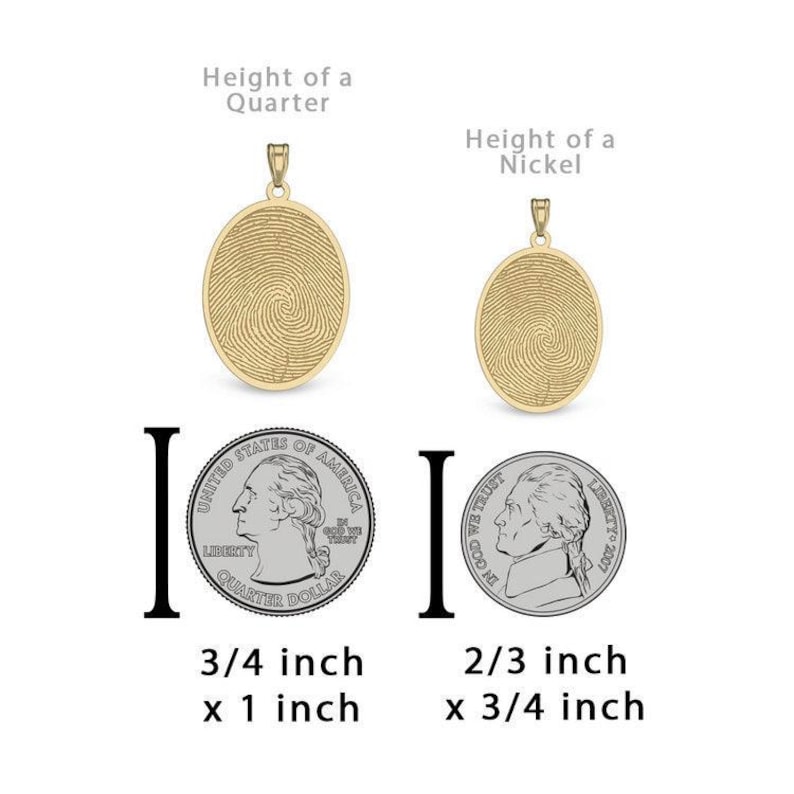Puede incluir: Dos colgantes ovalados de oro con dise&ntilde;os de huellas dactilares. El colgante m&aacute;s grande es del tama&ntilde;o de una moneda de veinticinco centavos, midiendo 3/4 de pulgada por 1 pulgada. El colgante m&aacute;s peque&ntilde;o es del tama&ntilde;o de un n&iacute;quel, midiendo 2/3 de pulgada por 3/4 de pulgada.