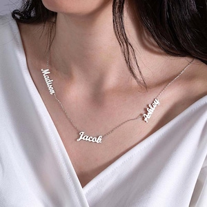 Collar personalizado con varios nombres en plata de ley con cadena incluida