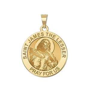 以下が含まれることがあります： 聖ヤコブ小の像が描かれた丸いメダルが付いた金色のペンダント。メダルには「聖ヤコブ小、私たちのために祈ってください」と刻まれています。