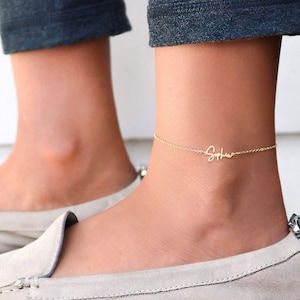 Peut inclure: Un bracelet de cheville en or avec le nom "Sophia" &eacute;crit en cursive.