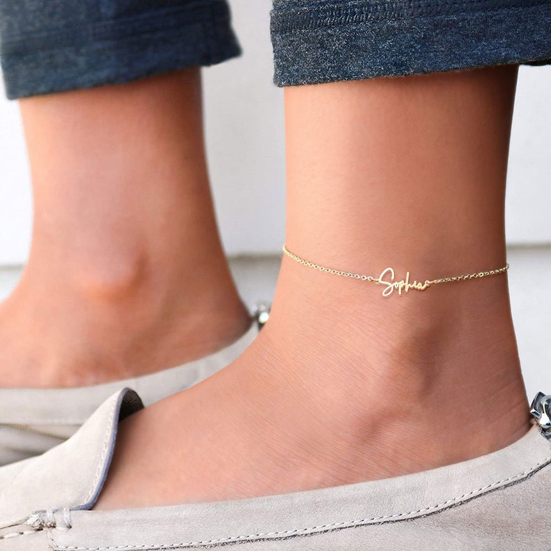Peut inclure: Un bracelet de cheville en or avec le nom "Sophia" &eacute;crit en cursive.