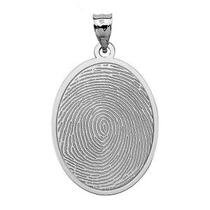 Puede incluir: Un colgante ovalado de plata con un dise&ntilde;o de huella digital detallado.