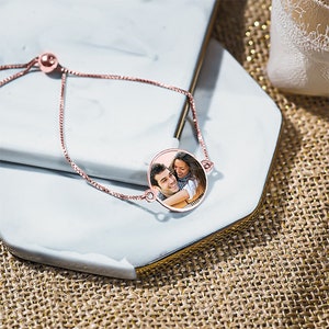 Women&#39;s Adjustable Round Photo Engraved Bracelet