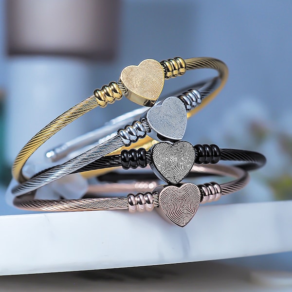 Pulsera rígida con forma de corazón y huella dactilar personalizada