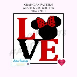 Può includere: Uno schema di graphgan all'uncinetto che presenta la parola "LOVE" in uno schema di colori rosso e nero. La lettera "O" è sostituita da una silhouette in bianco e nero di Topolino con un fiocco rosso.