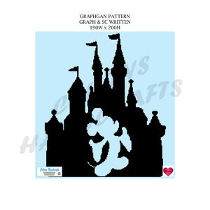 Può includere: Silhouette in bianco e nero di un castello con Topolino di fronte. Il castello ha più torri e guglie. L'immagine è su uno sfondo blu chiaro. GRAPHGAN PATTERN GRAPH & SC WRITTEN 190W x 200H
