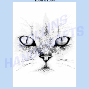 以下が含まれることがあります： 「SC GRAPHGAN & WRITTEN ROW BY ROW COUNT」と「White Cat Face Throw」の文字が入った白い猫の顔のスロー。サイズは200w x 250h。猫の顔はピクセル化された陰影で詳細に描かれており、大きく印象的な目があります。