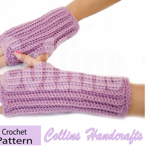 Puede incluir: Un par de guantes sin dedos de color morado hechos a crochet. Los guantes están hechos con un patrón de punto simple y tienen un puño de canalé. Patrón de crochet Collins Handcrafts.
