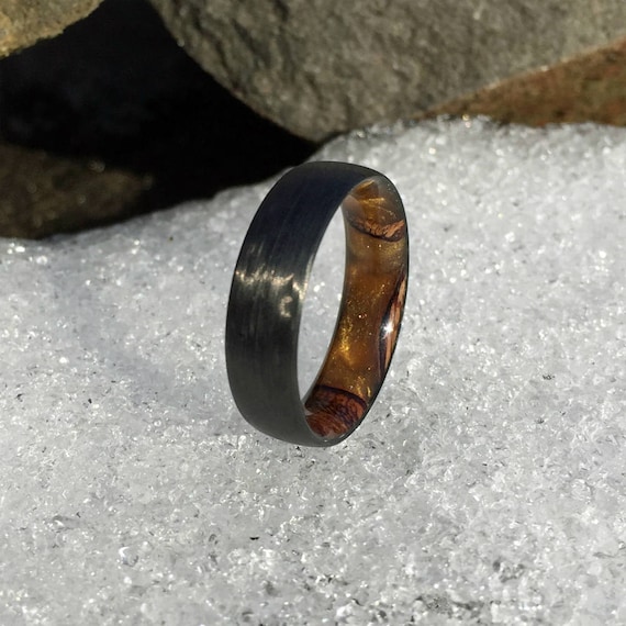Carbon Faser Ring, Holz Ring, Herren Ring, Holz Inlay Ring, Verlobungsring, Ehering, Holz Hochzeitsband, schwarzer Ring, Banksia Pod Ring Carbon Faser Ring, Holz Ring, Herren Ring, Holz Inlay Ring, Verlobungsring, Ehering, Holz Hochzeitsband, schwarzer Ring, Banksia Pod Ring